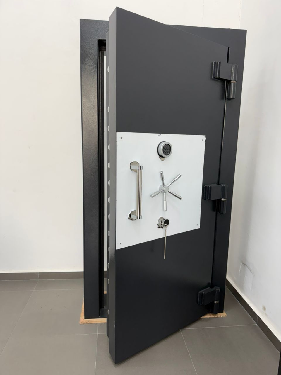 Détail des serrures et poignées de la porte blindée